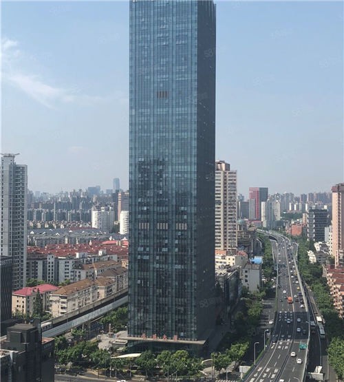 长城大厦：现代商务办公楼，交通便利，停车设施完善