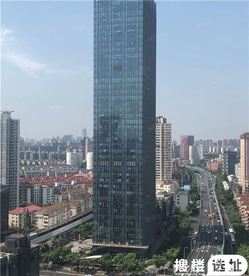 长城大厦：现代商务办公楼，交通便利，停车设施完善